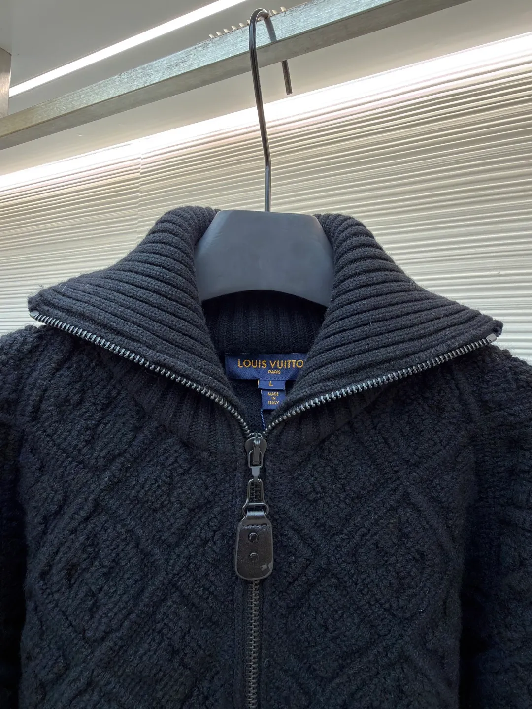 LOUIS VUITTON1V SKI ski series three-dimensional embossed full-print jacket [women's clothing] ●Original version: purchased and developed in 19942 ●Item number: 1681584-E40 ●Fabric: wool blended fabric ●Technology: embossed printing production ●Color: black ●Version: suitable version ●Weight: about 968 grams ●Size: S-M-L ●Description: Ski 🎿 series Customized cashmere wool yarn weaving, jacquard processing, showing a three-dimensional concave and convex shape, lapel jacket version, ready-to-wear zipper placket, narrowed by elastic pit thread wrapping, the overall look is advanced and casual, the whole body is embellished with four-leaf clover element jacquard, which collides with fashion tones, the stretch fabric is more tolerant, the overall line is straight and delicate, the fabric is comfortable and soft, the color is consistent and has no color difference. It can be matched with the same style to create a fashionable look and control various occasions. Customized accessories, complete three standards, the same style for men and women!